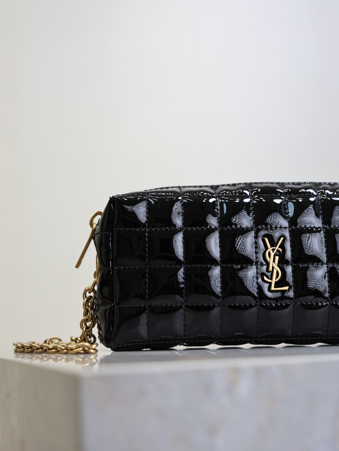 Y51 cassandre matelassÉ carrÉ pouch on chain in shiny 18.5x8.5x4cm