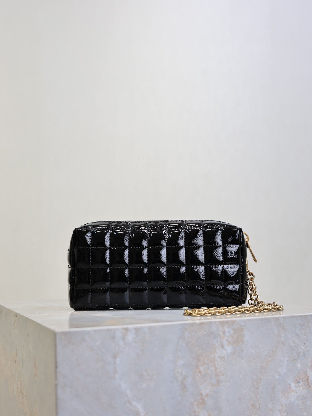 Y51 cassandre matelassÉ carrÉ pouch on chain in shiny 18.5x8.5x4cm