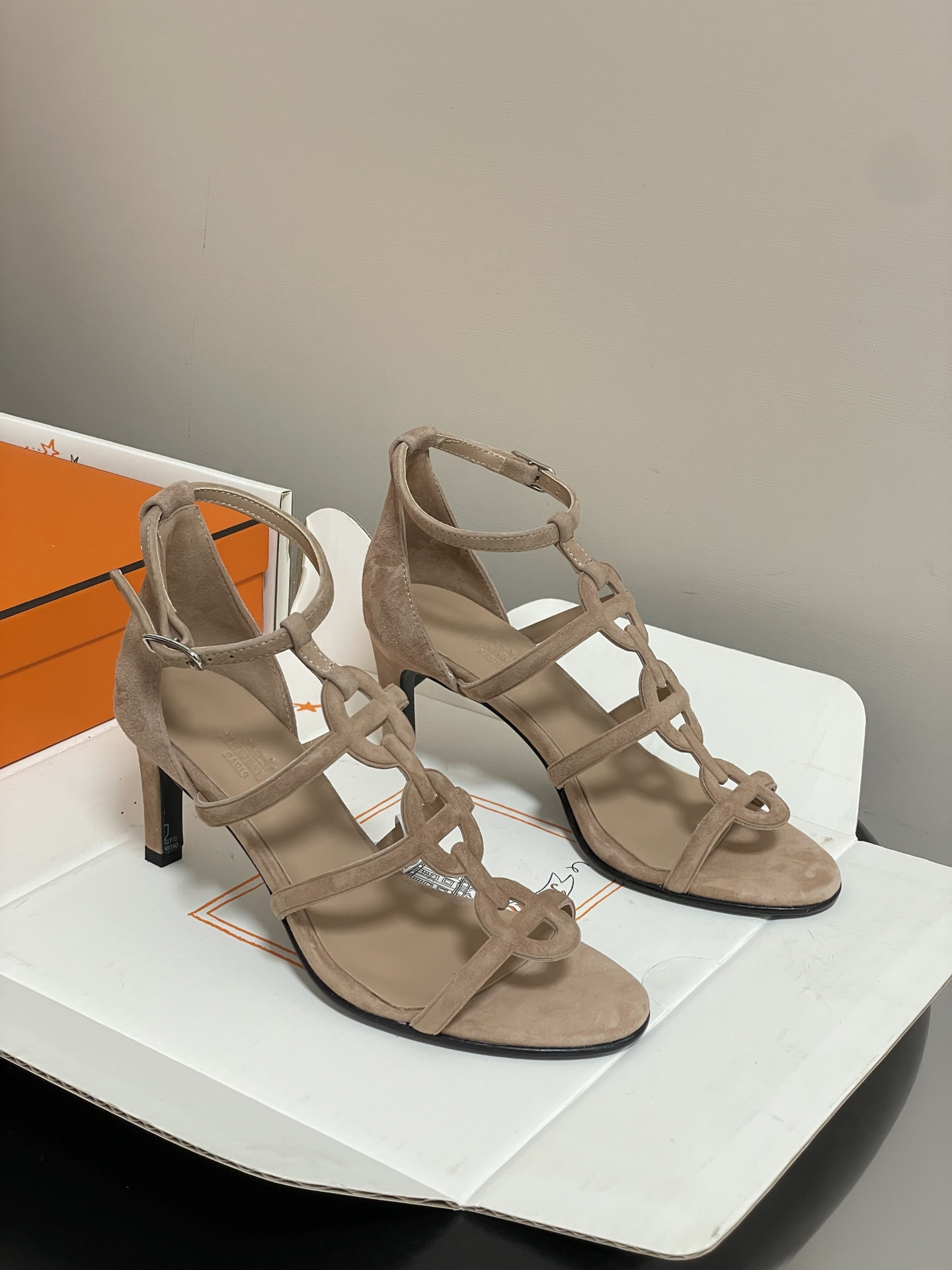 ua H**me5 magic 70 sandal