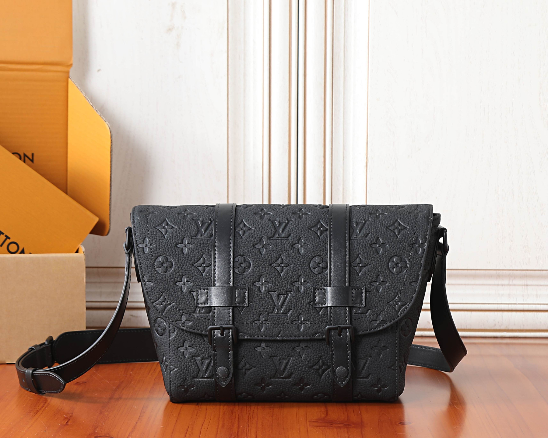 LV CHRISTOPHER Messenger Bag M28324 29x25x9cm