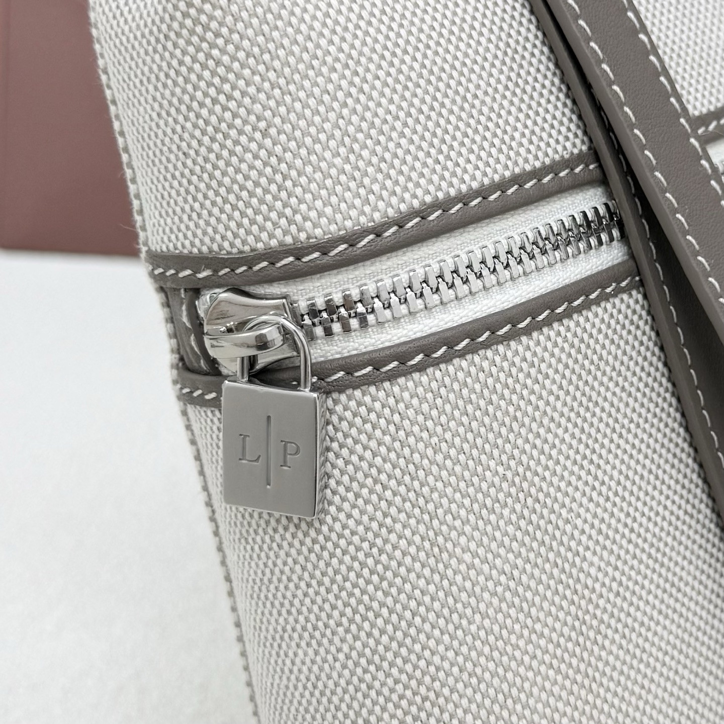 L0r0 P1ana extra pouch l29 29x18x5cm