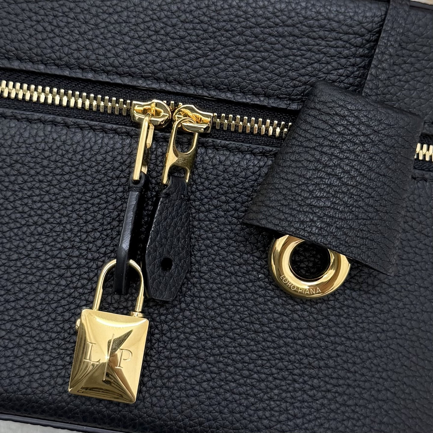 L0r0 P1ana extra vanity case 21x15x12cm