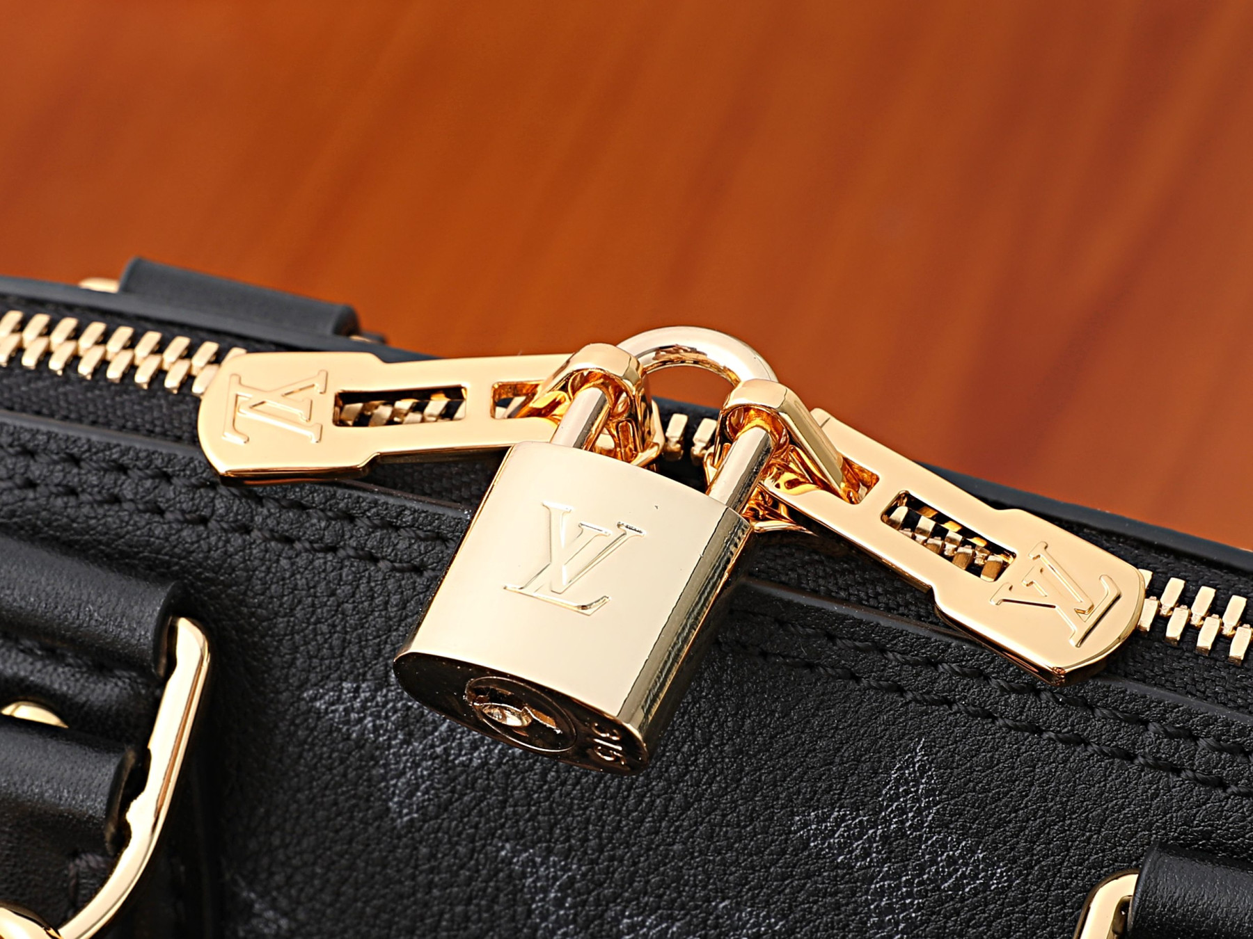 LV Alma BB M3A843 23.5x17.5x11.5 cm