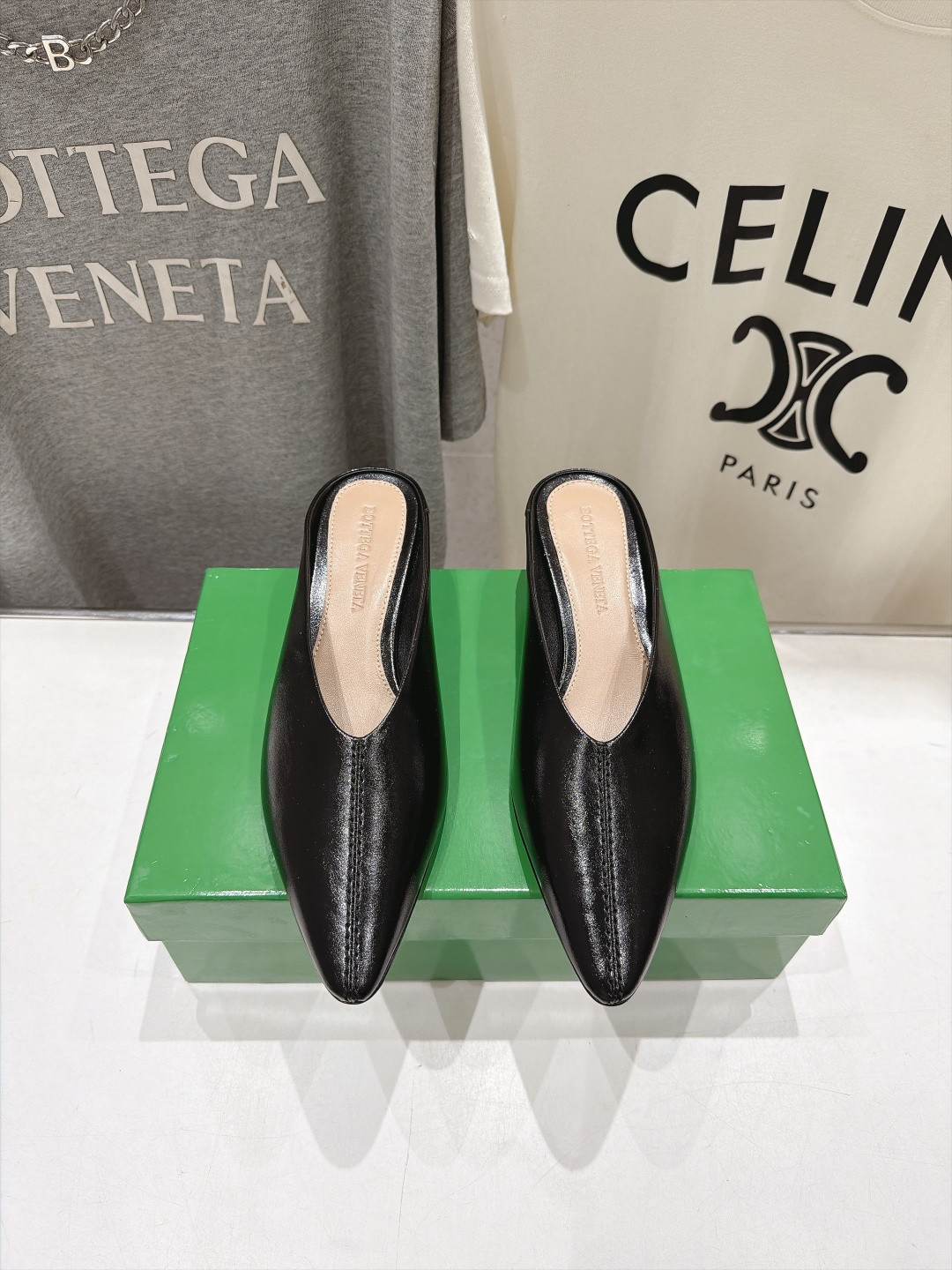 UA B0tt*ga Ven*ta Vesta Mule Pump 4cm Heel