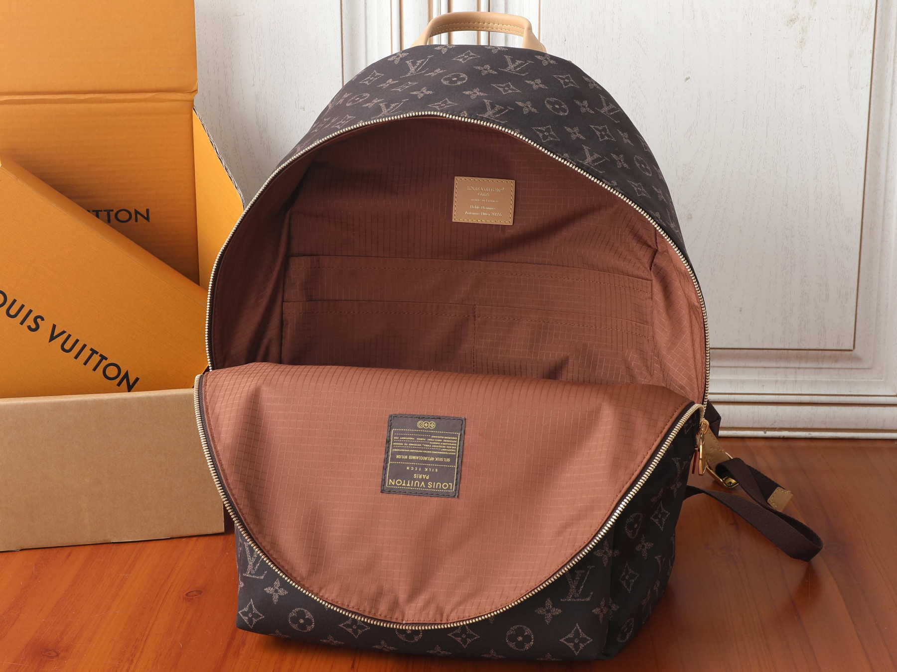 LV Track Backpack MM L0vis Vvtt0n Silk Tech M2A456 34 x 46 x 21 cm