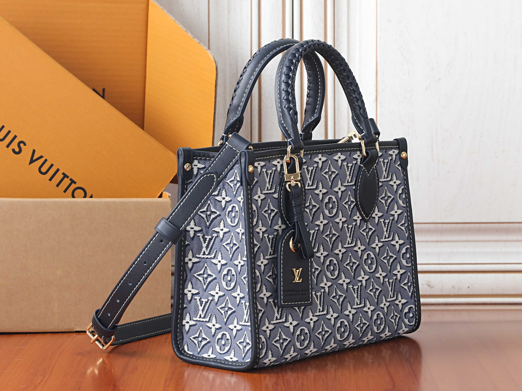 LV OnTheGo PM M2A097 25 x 19 x 11.5 cm