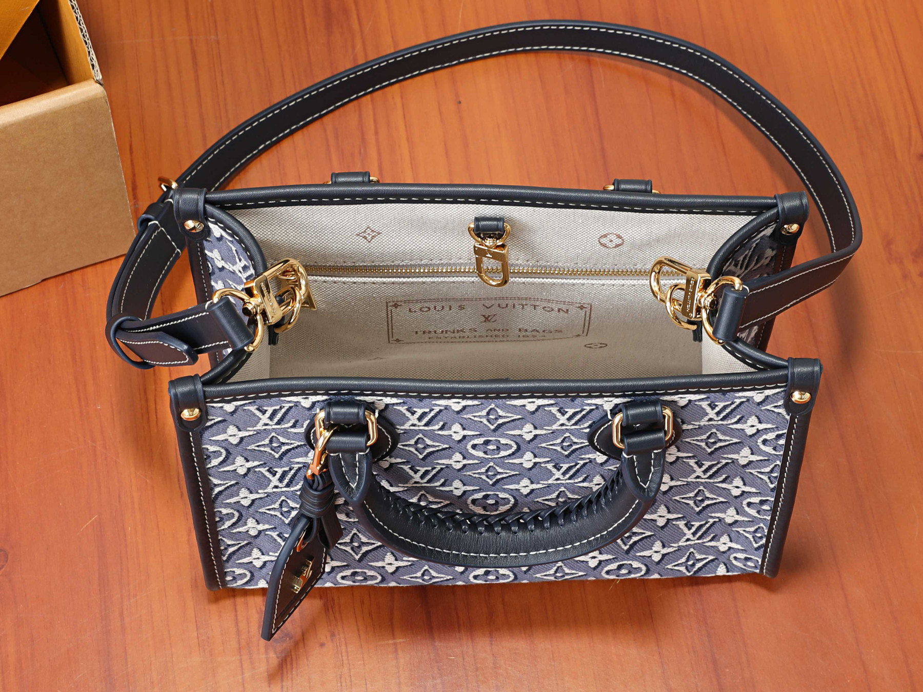 LV OnTheGo PM M2A097 25 x 19 x 11.5 cm