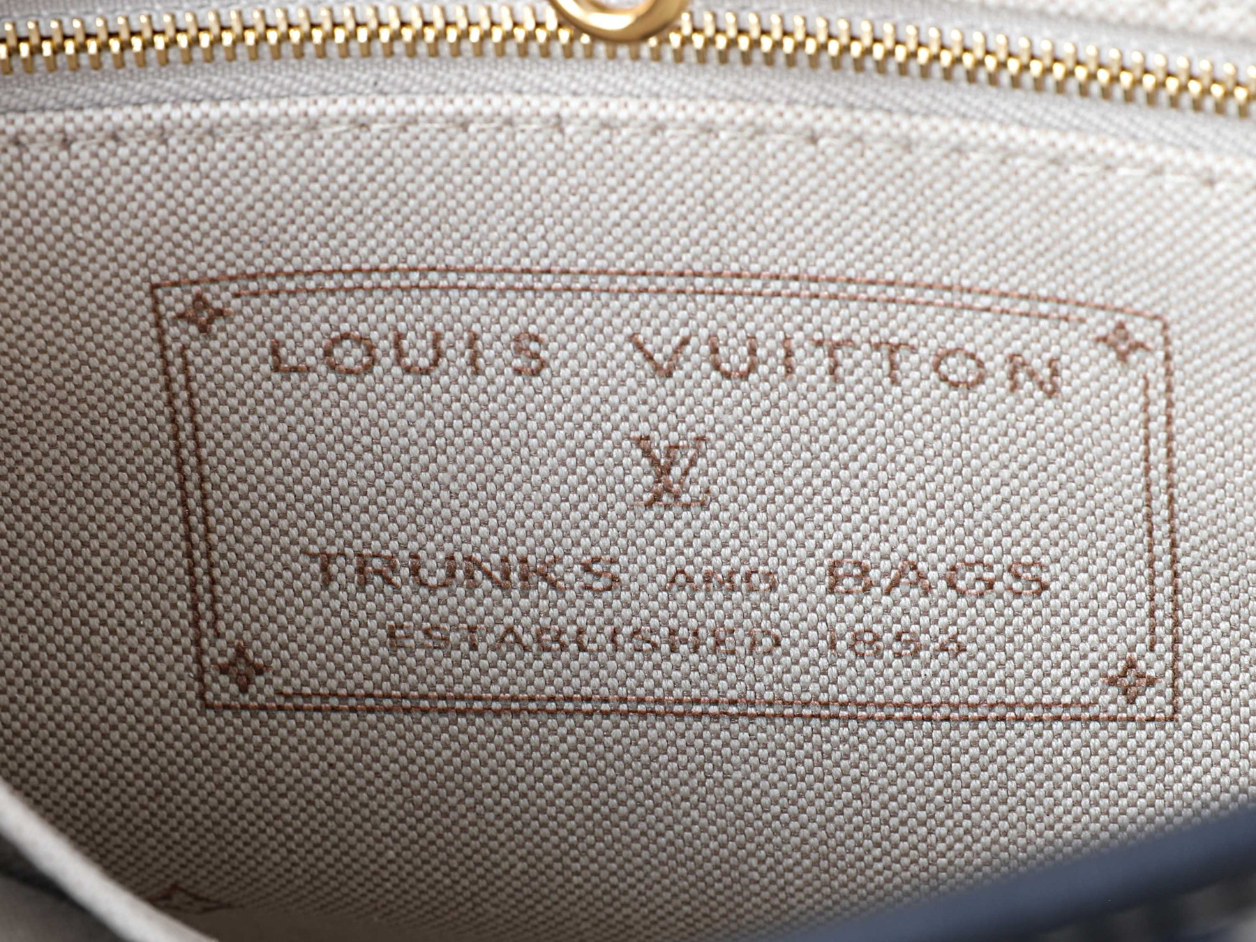 LV OnTheGo PM M2A097 25 x 19 x 11.5 cm