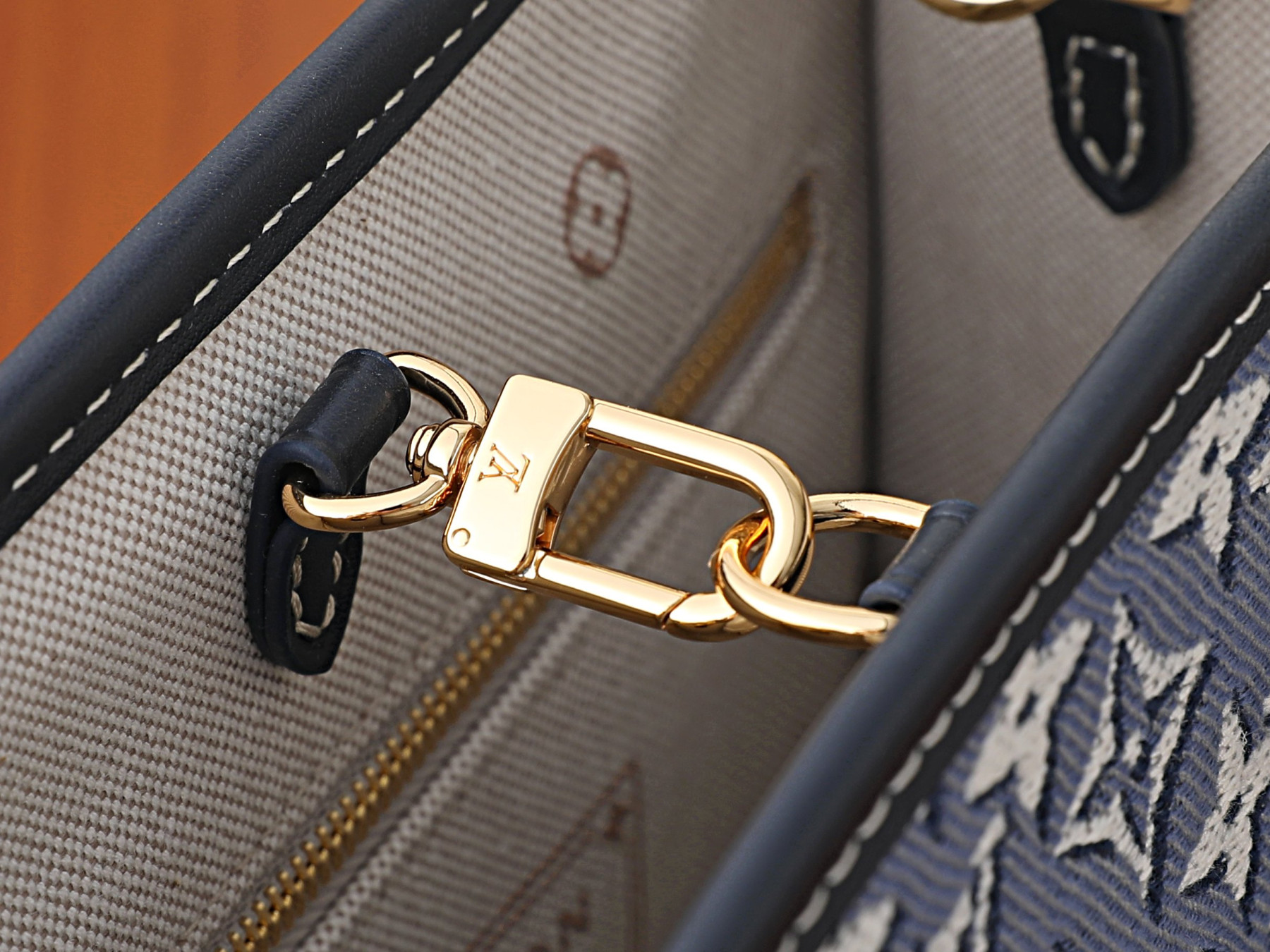 LV OnTheGo PM M2A097 25 x 19 x 11.5 cm