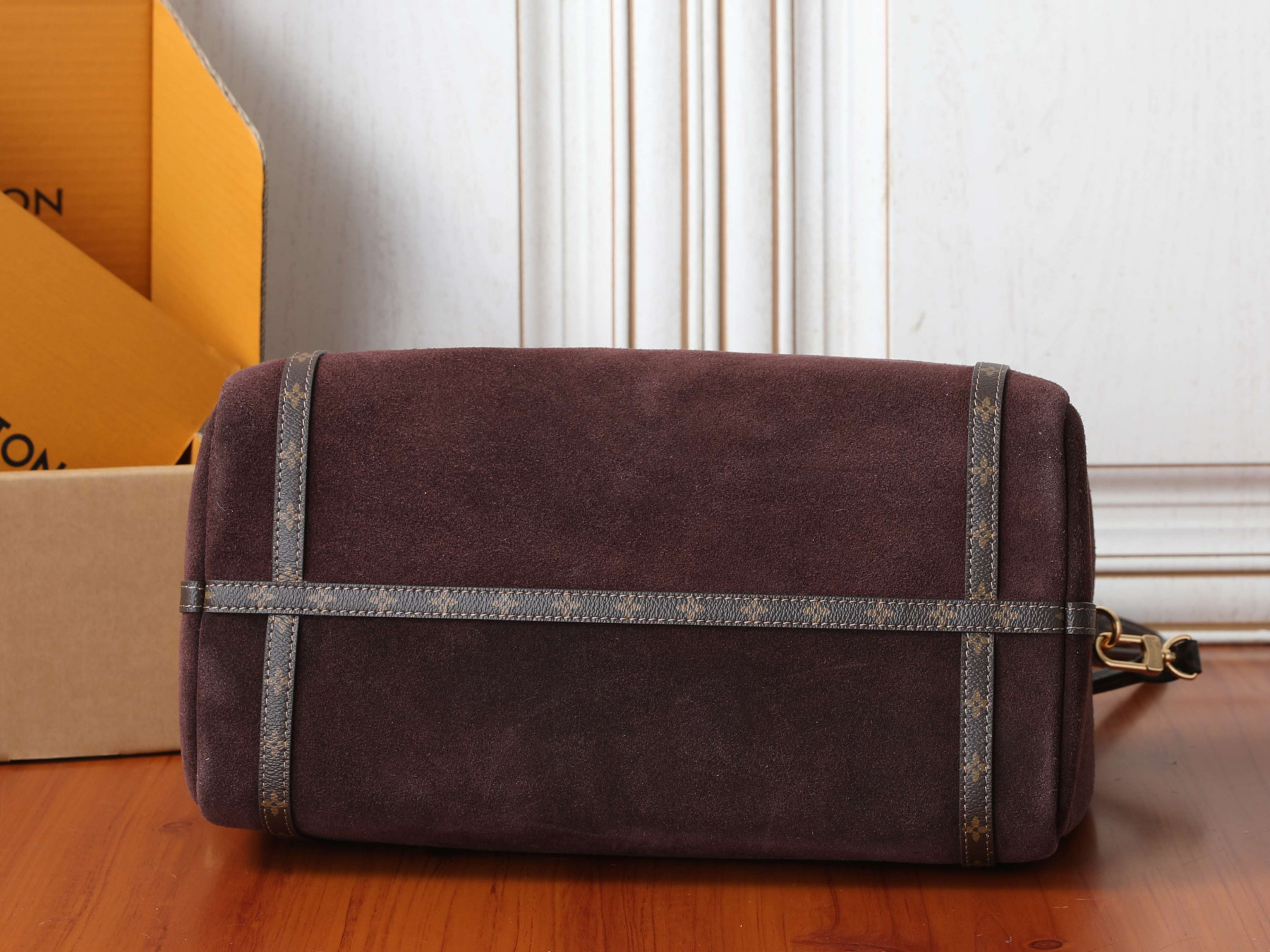 LV Express MM M2A081 36 x 24 x 18.5 cm