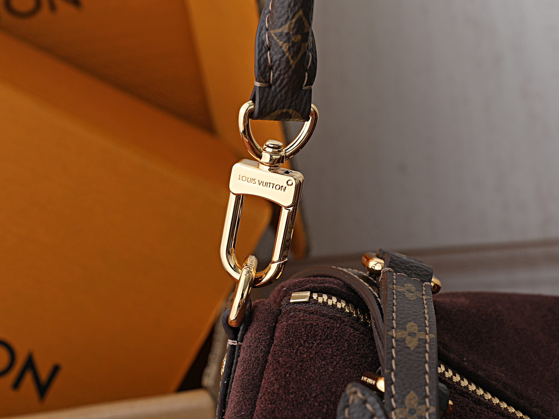 LV Express MM M2A081 36 x 24 x 18.5 cm