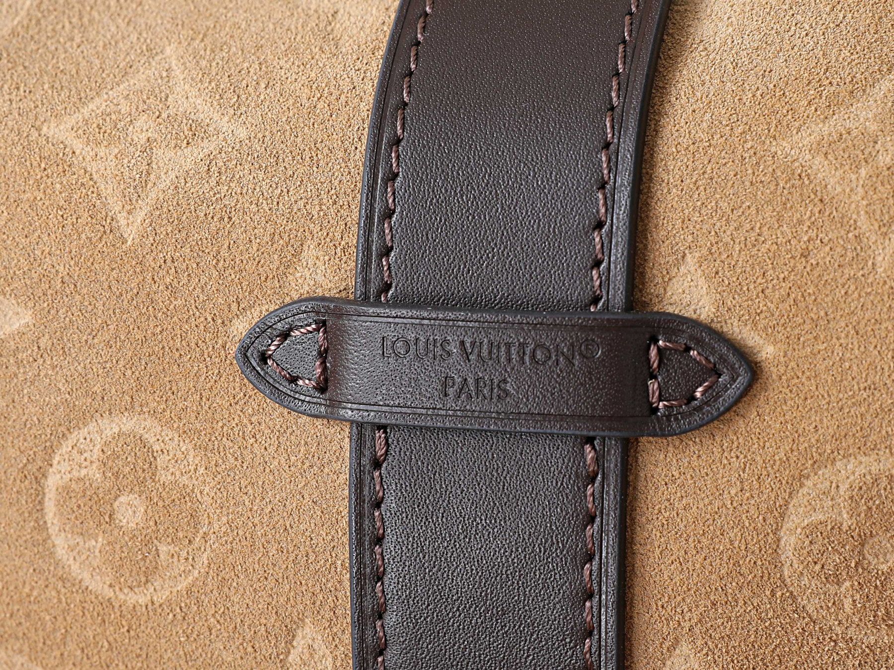 LV Pochette Mia M2A252 22 x 14.5 x 8 cm