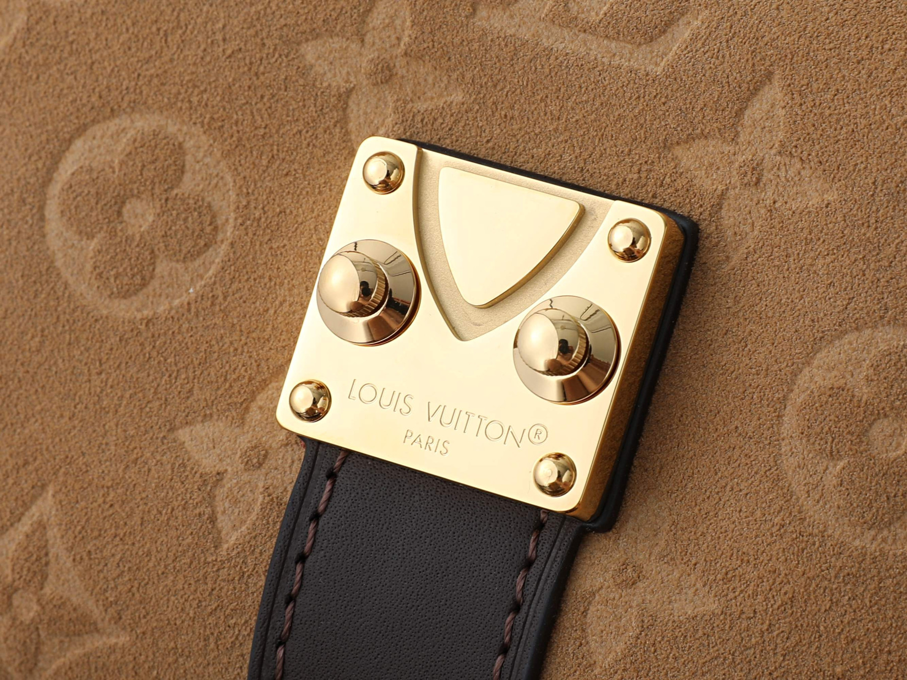 LV Pochette Mia M2A252 22 x 14.5 x 8 cm